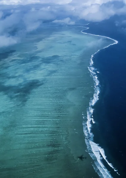 Pasifik Okyanusu, Fiji Adaları, tropik mercan kayalığı - Film tarama havadan görünümü — Stok fotoğraf
