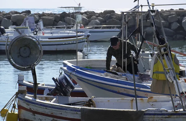 Italia, Sicilia, Mar Mediterráneo, Punta Secca (Provincia de Ragusa); 02 Febrero 2016, pescador trabajando en su barco pesquero de madera en el puerto - EDITORIAL — Foto de Stock