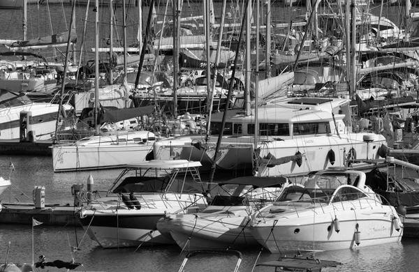 Italia, Sicilia, Mar Mediterráneo, Marina di Ragusa; 23 octubre 2015, vista de yates de lujo en el puerto deportivo - EDITORIAL —  Fotos de Stock