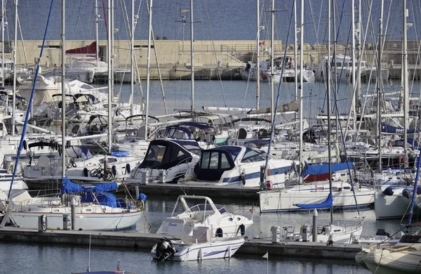 Itália, Sicília, Mar Mediterrâneo, Marina di Ragusa; 25 Dezembro 2015, vista de iates de luxo na marina - EDITORIAL — Fotografia de Stock