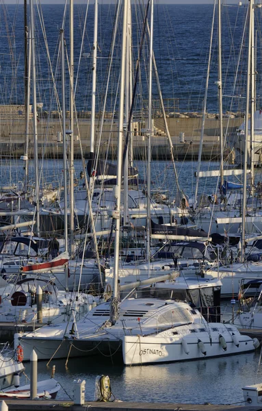 Olaszország, Szicília, Földközi-tenger, Marina di Ragusa; 2015. December 21., view luxus jacht a kikötőben - szerkesztőség — Stock Fotó