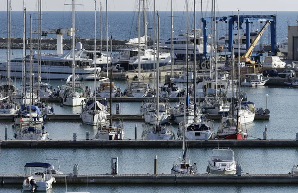 Italien, Sizilien, Mittelmeer, Marina di ragusa; 15. Dezember 2015, Blick auf Luxusyachten im Yachthafen - Leitartikel — Stockfoto