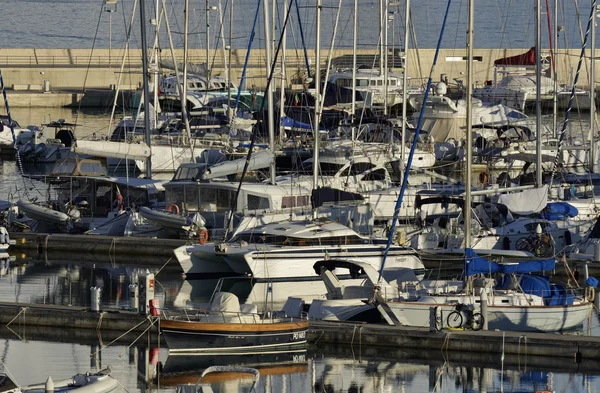 Italien, Sizilien, Mittelmeer, Marina di ragusa; 30. Oktober 2015, Blick auf Luxusyachten im Yachthafen - Leitartikel — Stockfoto