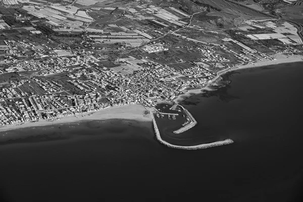 イタリア、シチリア島。南東シチリア海岸とスコリッティ町 (ラグーザ県の航空写真) — ストック写真