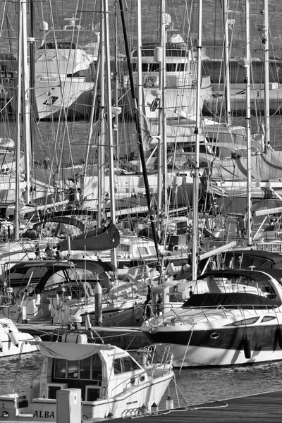 Italie, Sicile, Méditerranée, Marina di Ragusa ; 17 Janvier 2016, vue sur les yachts de luxe dans la marina - EDITORIAL — Photo