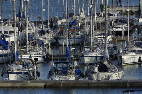 Italië, Sicilië, Middellandse Zee, Marina di Ragusa; 8 oktober 2015, weergave van luxe jachten in de jachthaven - redactie — Stockfoto