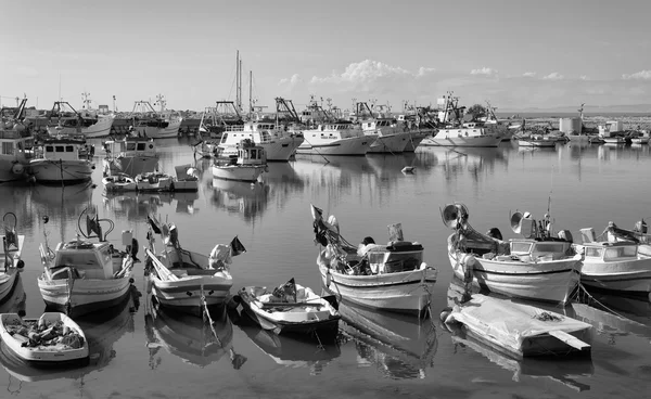 Itália, Sicília, Scoglitti (província de Ragusa); 12 de outubro de 2015, barcos de pesca de madeira sicilianos no porto - EDITORIAL — Fotografia de Stock