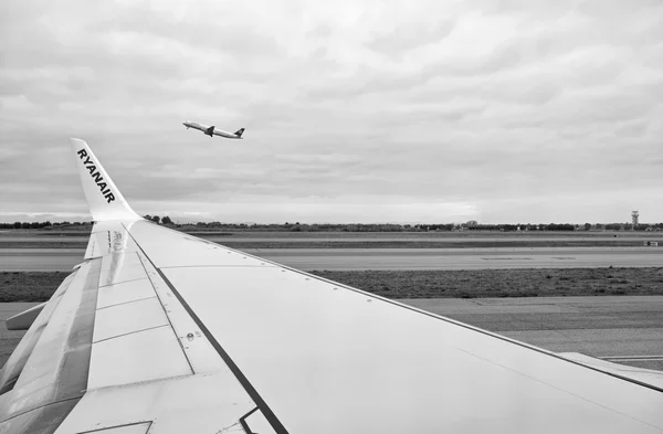 Italy, Fiumicino International Airport (Rome); 26 January 2016, airplane taking off - EDITORIAL — Stock Photo, Image