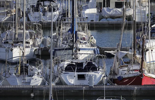 Itália, Sicília, Mar Mediterrâneo, Marina di Ragusa; 7 Fevereiro 2016, vista de iates de luxo na marina - EDITORIAL — Fotografia de Stock