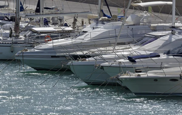 Ιταλία, Σικελία, στη Μεσόγειο θάλασσα, Marina di Ραγκούσα? 9 Οκτώβριος 2015, προβολή της πολυτέλειας σκάφη στη Μαρίνα - συντακτική — Φωτογραφία Αρχείου