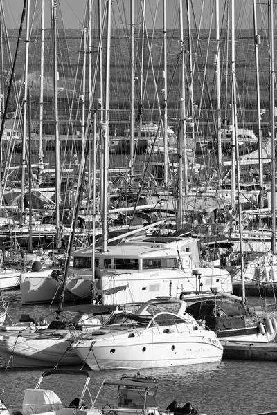 Italien, Sicilien, Medelhavet, Marina di Ragusa; 17 januari 2016, syn på lyxiga yachter i marina - ledare — Stockfoto