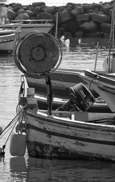 Italie, Sicile, Méditerranée, Punta Secca (province de Raguse) ; 02 février 2016, bateaux de pêche en bois dans le port - EDITORIAL — Photo