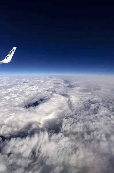 Italien; 19 januari 2016, flygplan som flyger över molnen - ledare — Stockfoto