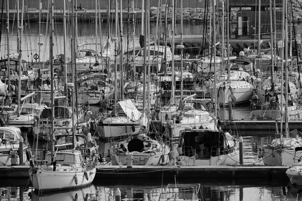 Italien, Sicilien, Medelhavet, Marina di Ragusa; 30 januari 2016, syn på lyxiga yachter i marina - ledare — Stockfoto