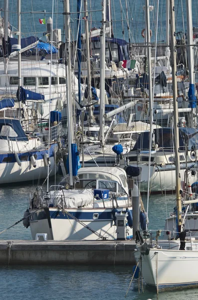 Italia, Sicilia, Mar Mediterráneo, Marina di Ragusa; 31 Enero 2016, vista de barcos y yates de lujo en el puerto deportivo - EDITORIAL —  Fotos de Stock