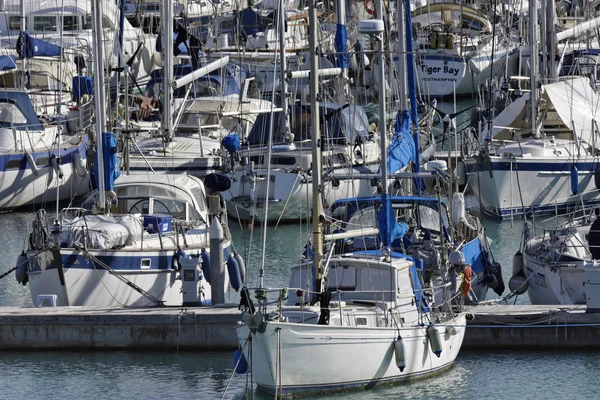 İtalya, Sicilya, Akdeniz, Marina di Ragusa; 14 Ocak 2016, marina - içerik görünümü Lüks Yatlar — Stok fotoğraf