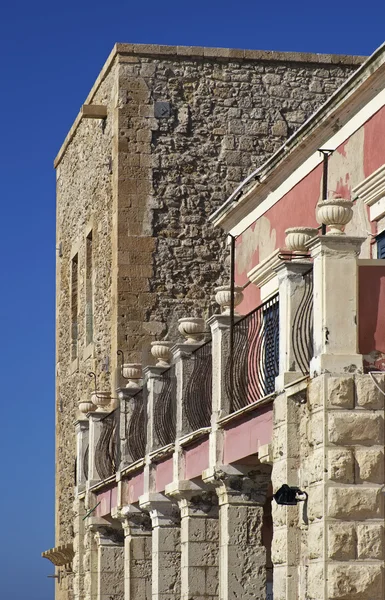 İtalya, Sicilya, Akdeniz, Punta Secca (Ragusa eyaletinde), deniz üzerinde eski bir Sicilyalı taş ev, görüntüleme — Stok fotoğraf