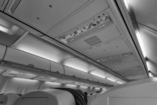 Italien, flygplan cabine med rökning förbjuden-skylt på — Stockfoto