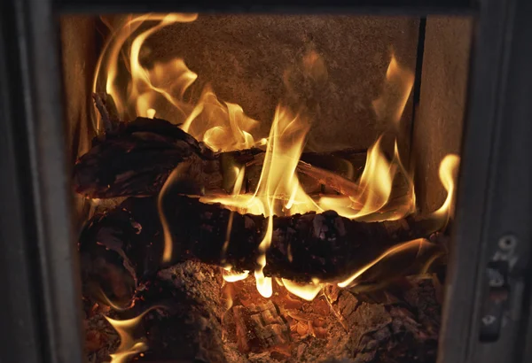 Vedfyring i en ovn – stockfoto
