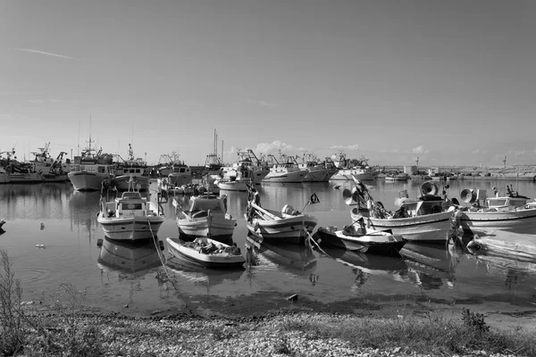 Italië, Sicilië, Palermo (provincie Ragusa); 12 oktober 2015, Siciliaanse houten vissersboten in de haven - redactie — Stockfoto