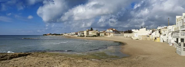 Italië, Sicilië, Middellandse Zee, Punta Secca (provincie Ragusa), kijk op de stad en het strand — Stockfoto