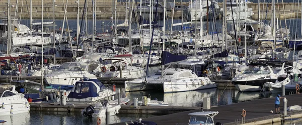 Italia, Sicilia, Mar Mediterráneo, Marina di Ragusa; 2 octubre 2015, vista de yates de lujo en el puerto deportivo - EDITORIAL — Foto de Stock