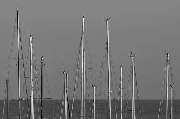 Itália, Sicília; 16 de novembro de 2016, mastros de barcos à vela em uma marina ao pôr do sol - EDITORIA — Fotografia de Stock