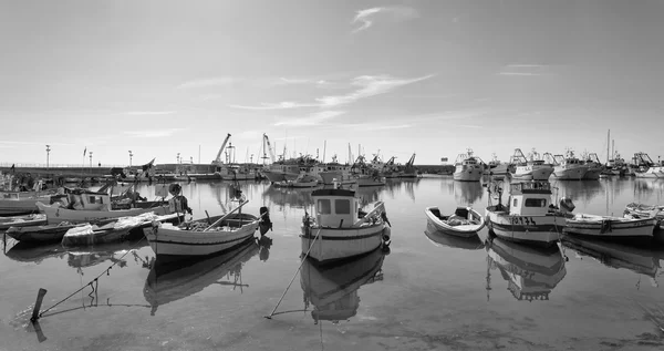 İtalya, Sicilya, Scoglitti (Ragusa eyaletinde); 12 Ekim 2015, Sicilya ahşap balıkçı tekneleri limanda - Editörden — Stok fotoğraf