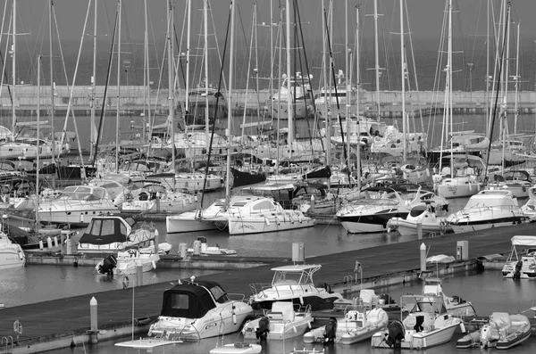 意大利的西西里岛，地中海，玛丽娜迪拉古;2015 年 9 月 30 日，视图的豪华游艇在码头-社论 — 图库照片
