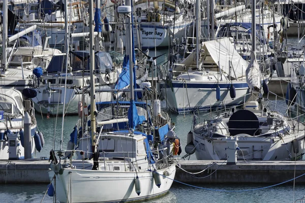 Italia, Sicilia, Mar Mediterraneo, Marina di Ragusa; 14 gennaio 2016, veduta di yacht di lusso nella marina - EDITORIALE — Foto Stock