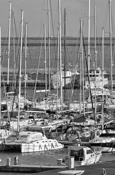 Itálie, Sicílie, Středozemní moře, Marina di Ragusa; 17. ledna 2016, pohled luxusní jachty v přístavu - Editorial — Stock fotografie