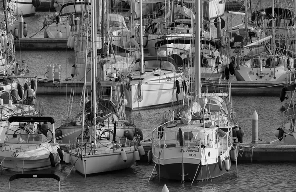 意大利的西西里岛，地中海，玛丽娜迪拉古;2016 年 1 月 8 日，视图的豪华游艇在码头-社论 — 图库照片