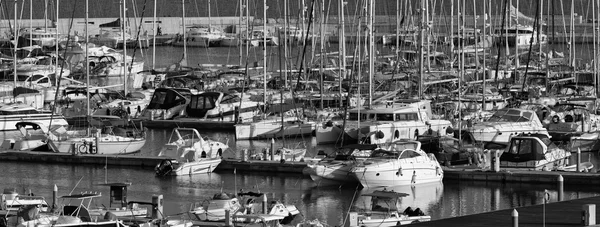 Італія, Сицилія, Середземне море, Марина ді Ragusa; 8 листопада 2015 року вид на розкішні яхти в Марина - редакції — стокове фото