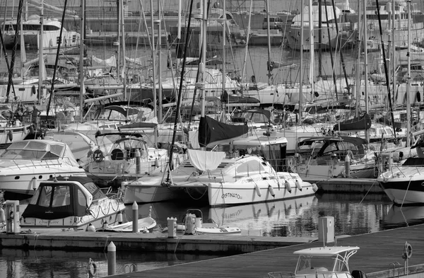 Italien, Sicilien, Medelhavet, Marina di Ragusa; 21 oktober 2015, syn på lyxiga yachter i marina - ledare — Stockfoto