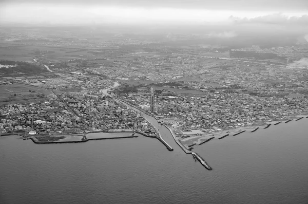 Italia, Lazio, veduta aerea della costa tirrenica, della città di Fiumicino e della foce del Tevere — Foto Stock