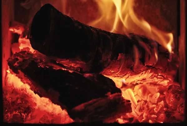 Leña ardiendo en una estufa — Foto de Stock