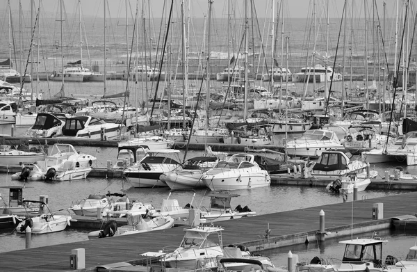 Italia, Sicilia, Mar Mediterráneo, Marina di Ragusa; 15 octubre 2015, vista de yates de lujo en el puerto deportivo - EDITORIAL — Foto de Stock