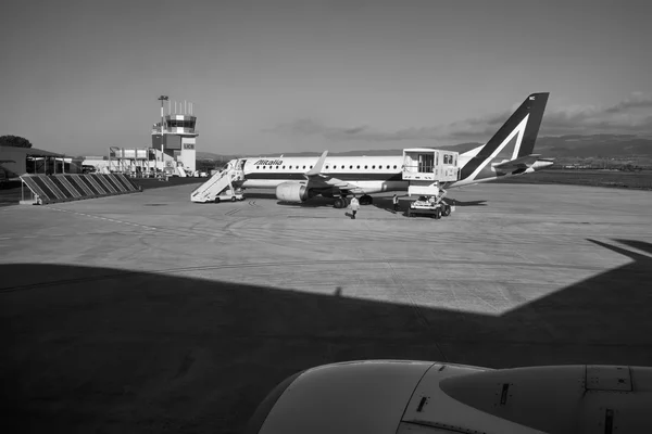 Italie, Sicile, Aéroport de Comiso (Province de Raguse) ; 1er décembre 2015, avion sur la piste et tour de contrôle de vol - EDITORIAL — Photo