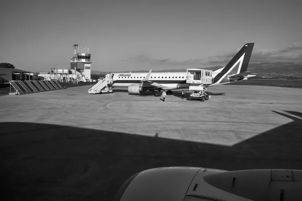 Italy, Sicily, Comiso Airport (Ragusa Province); 1 December 2015, airplane on the runway and flight control tower - EDITORIAL — Stock Photo, Image