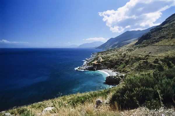 Italia, Sicilia, Mar Tirreno, veduta della costa rocciosa nei pressi di S.Vito Lo Capo, Parco Nazionale dello Zingaro (Trapani) - FILM SCAN — Foto Stock