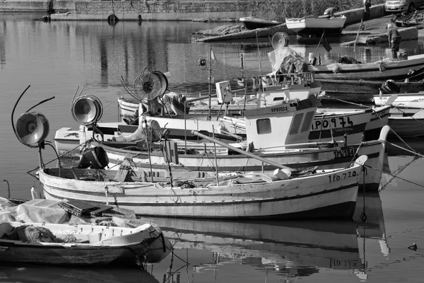 Італія, Сицилія, Scoglitti (провінція Рагуза); 12 жовтня 2015 року сицилійської дерев'яні риболовних суден у порт - редакції — стокове фото