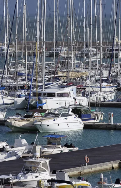 Itália, Sicília, Mar Mediterrâneo, Marina di Ragusa; 12 Janeiro 2016, vista de iates de luxo na marina - EDITORIAL — Fotografia de Stock