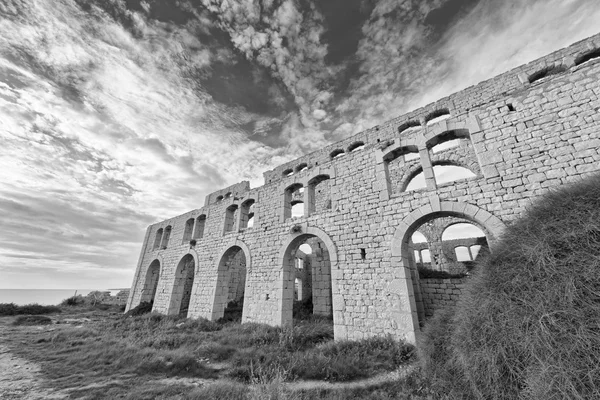 Italia; Sicilia, Sampieri (provincia di Ragusa), rovine di una vecchia fabbrica di mattoni — Foto Stock
