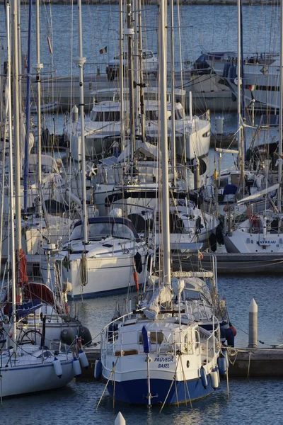 Itália, Sicília, Mar Mediterrâneo, Marina di Ragusa; 10 Janeiro 2016, iates de luxo na marina ao pôr do sol - EDITORIAL — Fotografia de Stock
