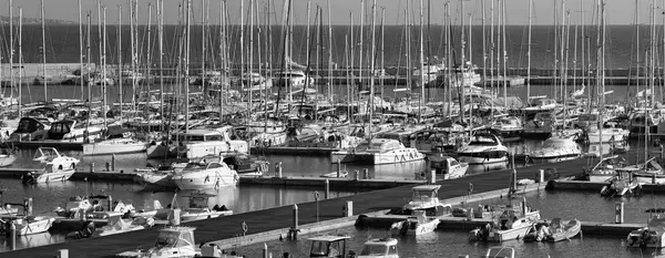 Italia, Sicilia, Mar Mediterráneo, Marina di Ragusa; 24 Diciembre 2015, vista de yates de lujo en el puerto deportivo - EDITORIAL —  Fotos de Stock