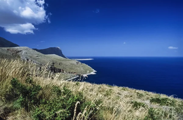 Ιταλία, Σικελία, Τυρρηνική θάλασσα, θέα στην βραχώδη ακτογραμμή κοντά Capo Lo S.Vito (Trapani) - σάρωση φιλμ — Φωτογραφία Αρχείου