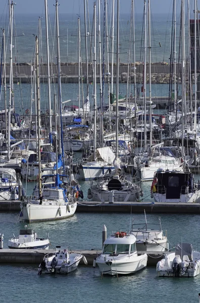 Italien, Sizilien, Mittelmeer, Marina di ragusa; 12. Januar 2016, Blick auf Luxusyachten im Yachthafen - Leitartikel — Stockfoto