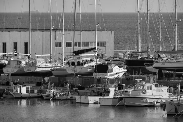 Italia, Sicilia, Mar Mediterráneo, Marina di Ragusa; 28 Enero 2016, vista de yates de lujo en el puerto deportivo - EDITORIAL — Foto de Stock