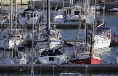 İtalya, Sicilya, Akdeniz, Marina di Ragusa; 7 Şubat 2016, marina - içerik görünümü Lüks Yatlar