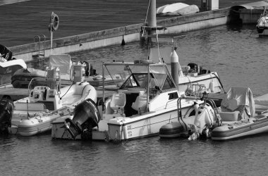 İtalya, Sicilya, Akdeniz, Marina di Ragusa; 10 Ekim 2015, Marina - editoryal teknelerin görünümü